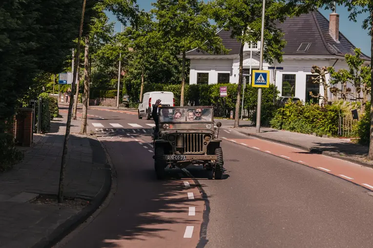 Rondrit militaire voertuigen op 5 mei