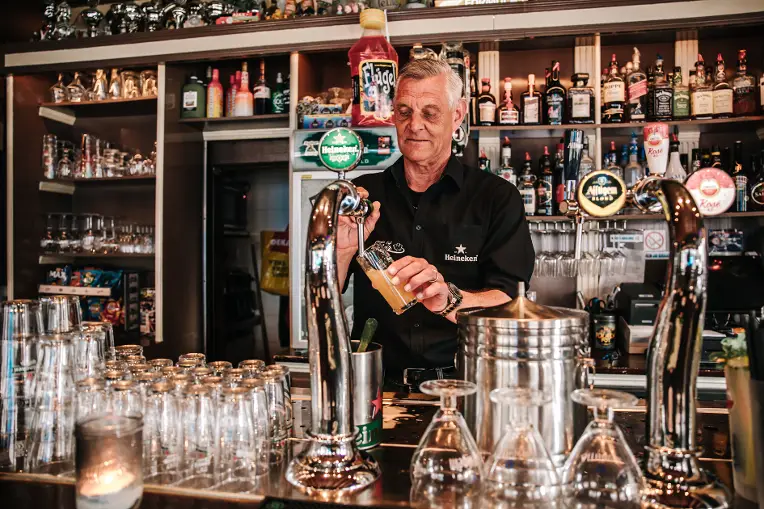 Barman Cafe Fier