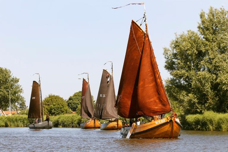 Zeilwedstrijden van varend erfgoed schepen op het Kolhornerdiep
