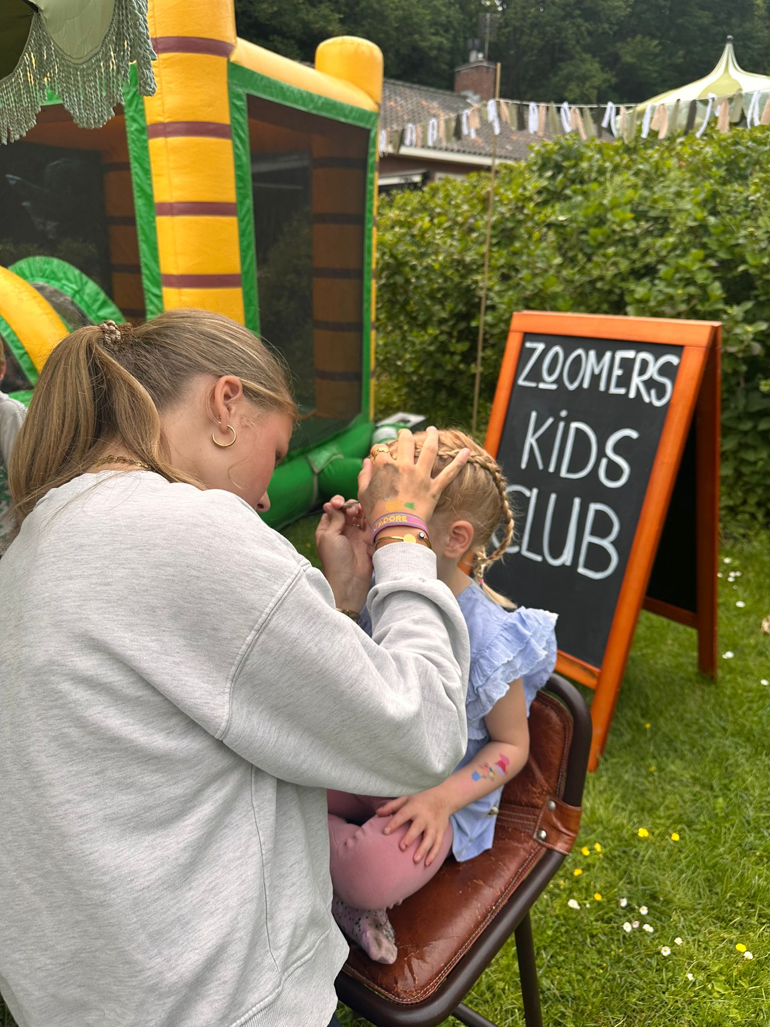 Meisje wordt geschminkt in de kidsclub