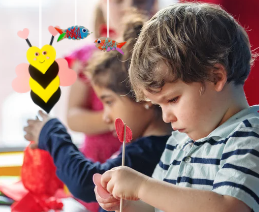 Knutselen in Museum BroekerVeiling