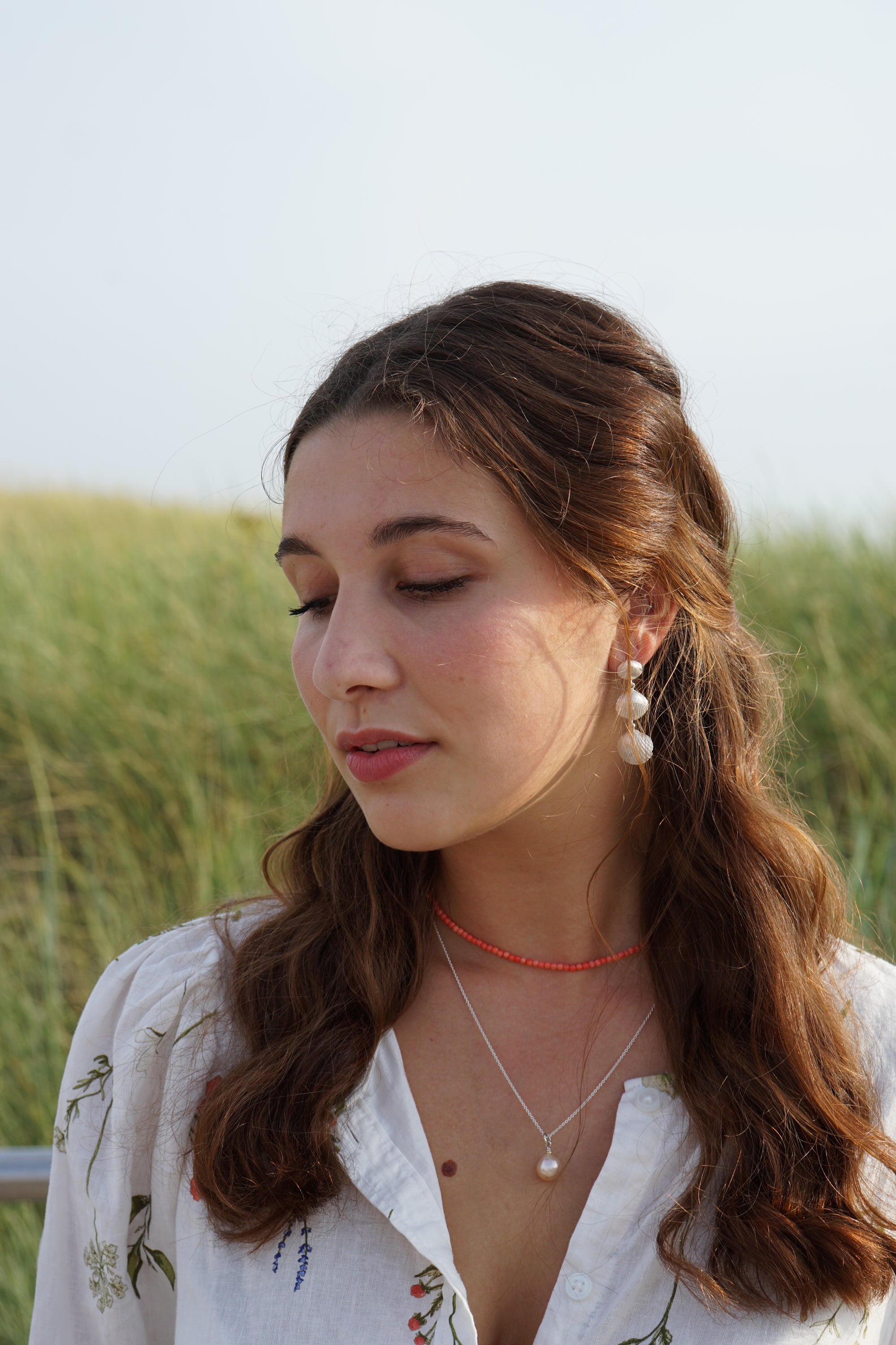 Jonge vrouw die schelpoorbellen draagt