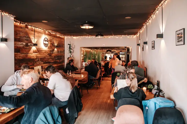 Schnitzel en spies by Tiroler Stuberl