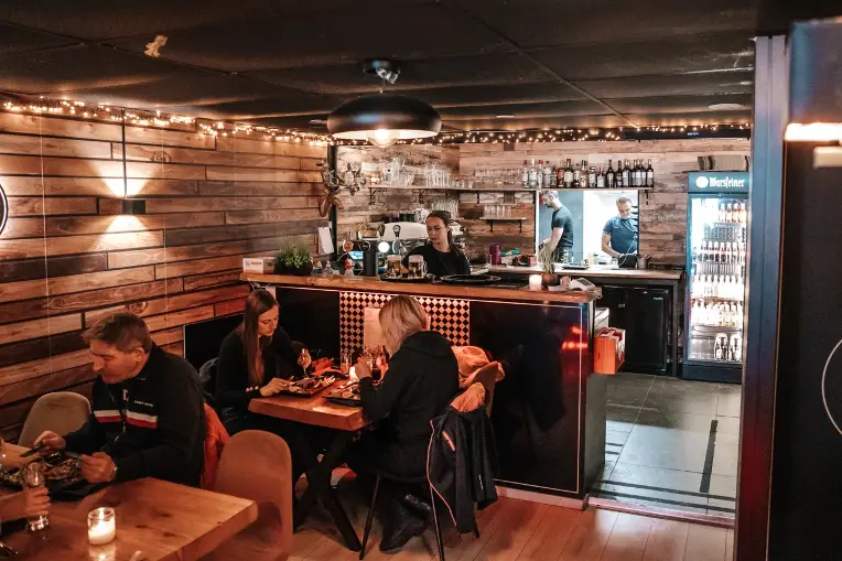 Schnitzel en spies by Tiroler Stuberl