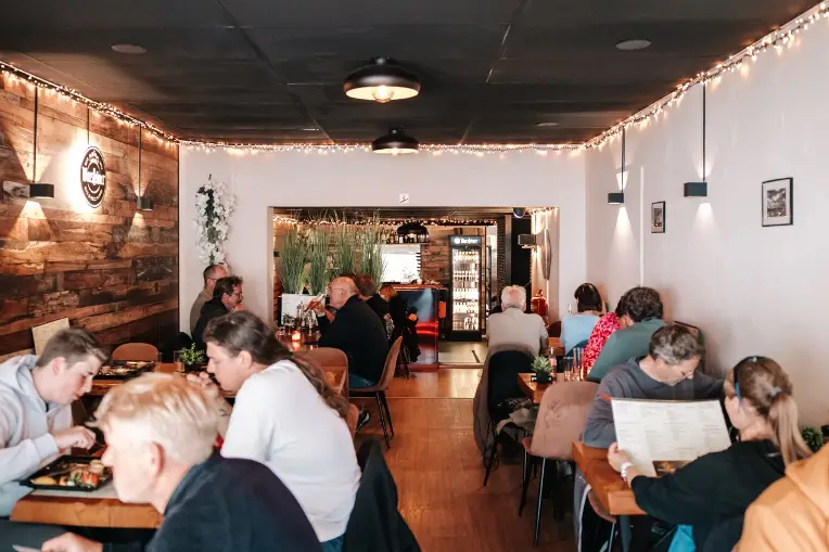 Schnitzel en spies by Tiroler Stuberl