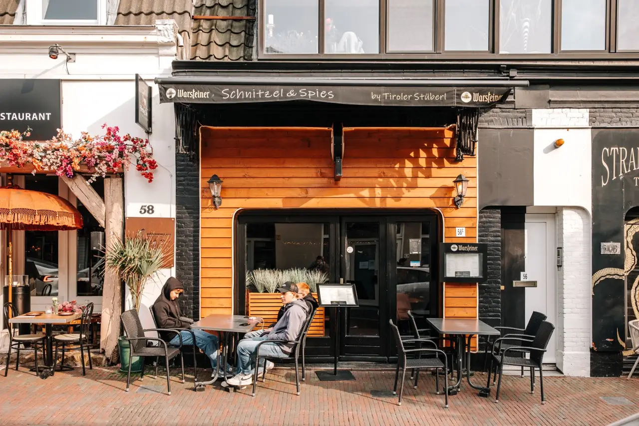 Schnitzel en spies by Tiroler Stuberl
