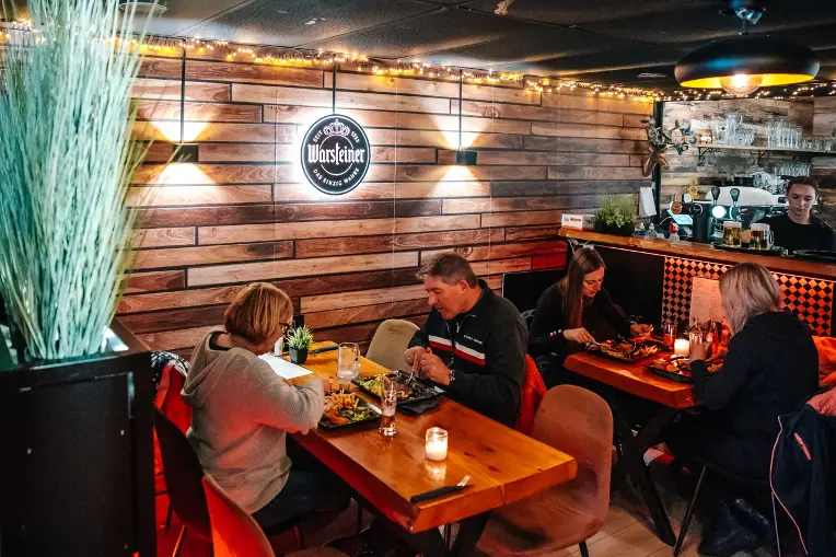 Schnitzel en spies by Tiroler Stuberl