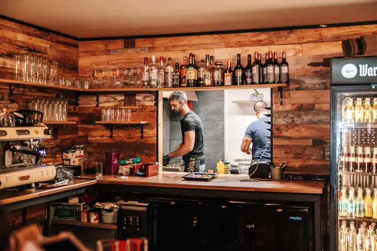 Schnitzel en spies by Tiroler Stuberl