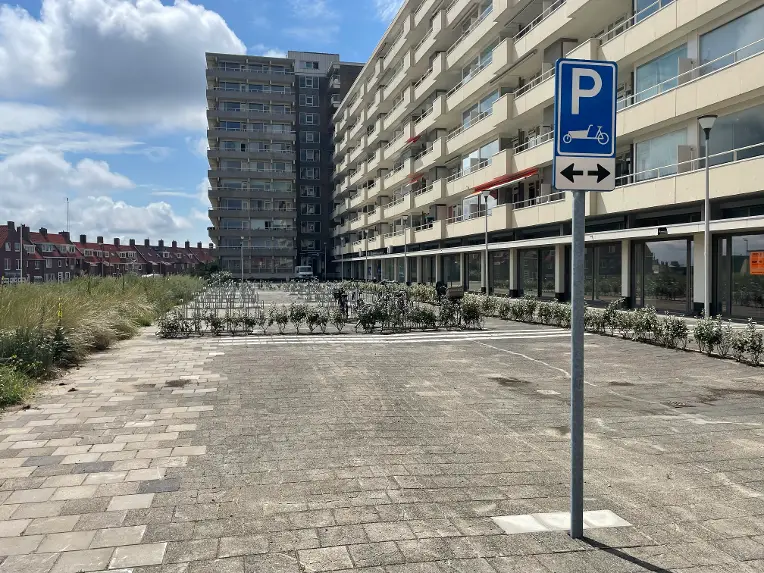 Fietsenstalling Entree – Burgemeester Engelbertsstraat 71, 2024 KP (tijdelijke openbare stalling, cameratoezicht in de zomer).