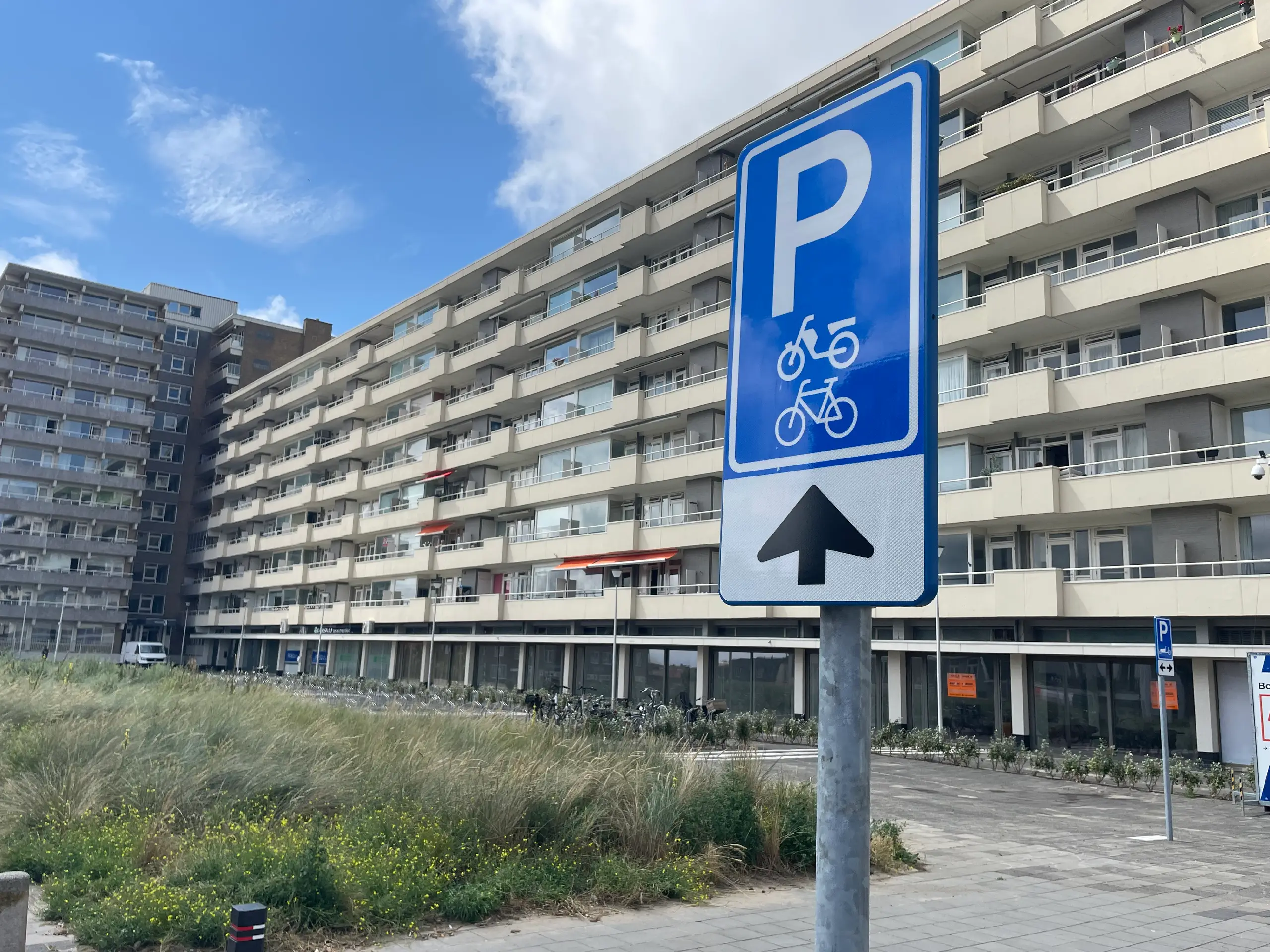 Fietsenstalling Entree – Burgemeester Engelbertsstraat 71, 2024 KP (tijdelijke openbare stalling, cameratoezicht in de zomer).