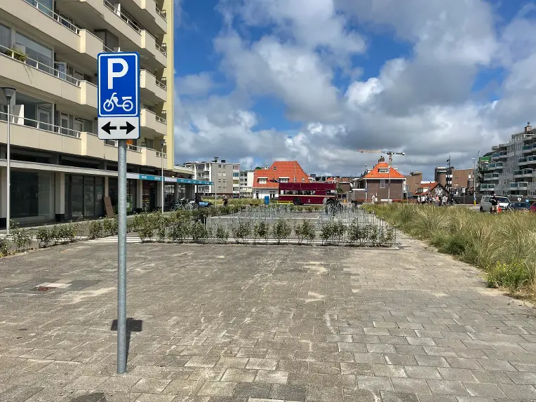 Fietsenstalling Entree – Burgemeester Engelbertsstraat 71, 2024 KP (tijdelijke openbare stalling, cameratoezicht in de zomer).