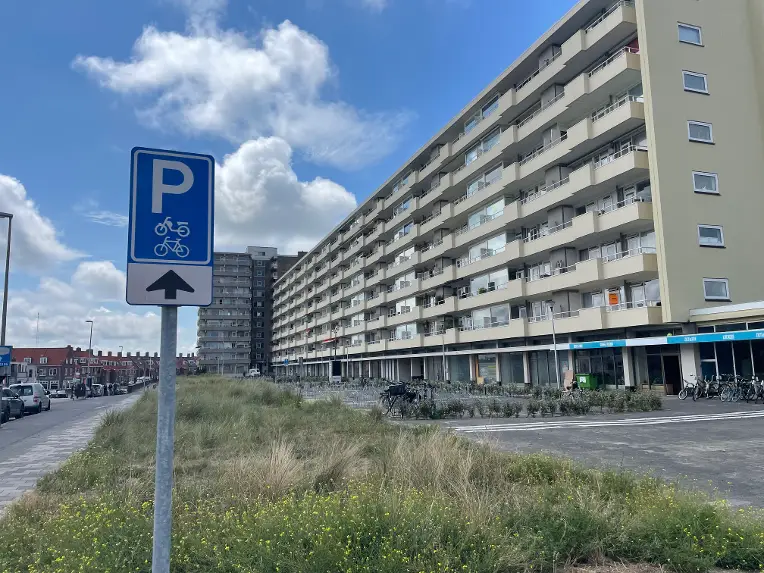Fietsenstalling Entree – Burgemeester Engelbertsstraat 71, 2024 KP (tijdelijke openbare stalling, cameratoezicht in de zomer).