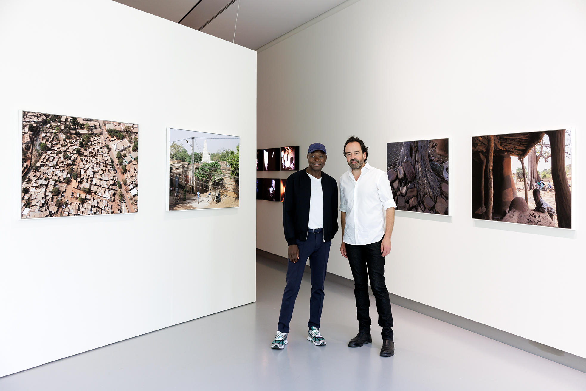 Francis Kéré en Iwan Baan in de tentoonstelling Iwan Baan - Momentum of Light. Foto: Aad Hoogendoorn