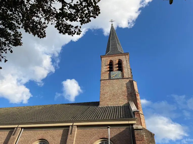 Doorkijkje naar de protestantse kerk in het centrum