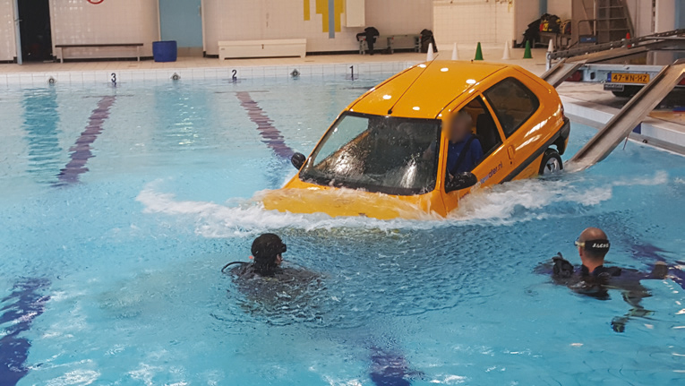 Auto te water