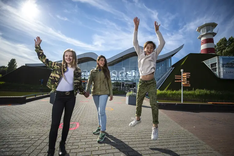 Kinderen voor de ingang van Madurodam