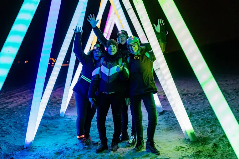 Verlichte piramides waar je onderdoor kan lopen tijdens de Light Walk Zandvoort.