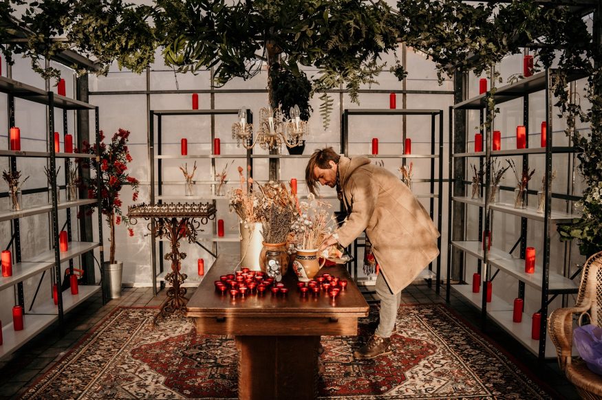 "De Rouwkas" - een lichtjespaviljoen en een plek van stilte en verbondenheid in de decemberdrukte