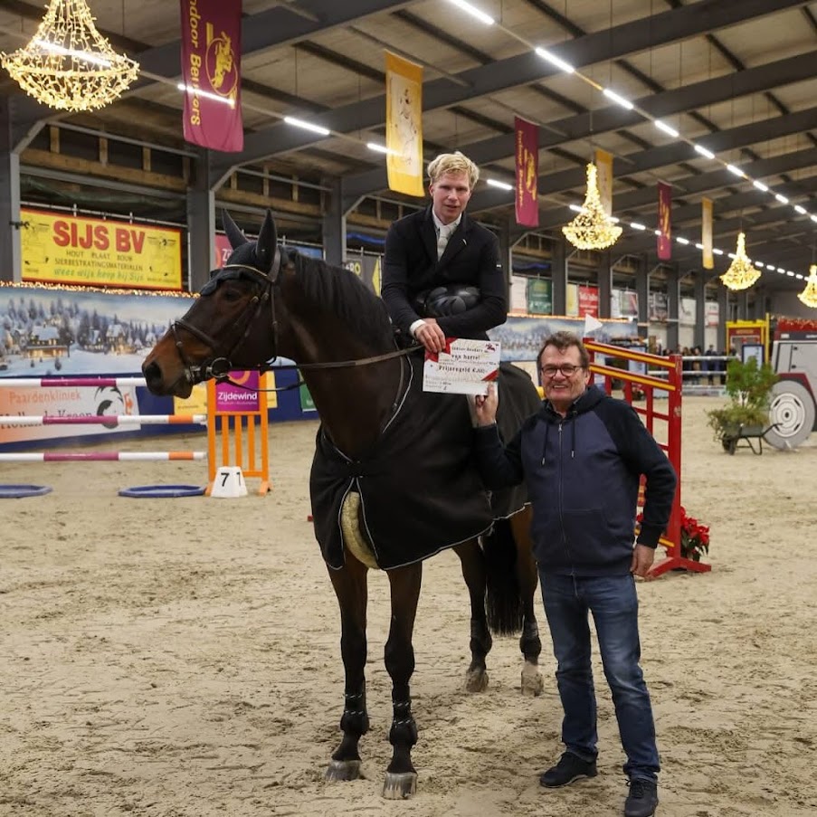 Wethouder John Does bij prijsuitreiking