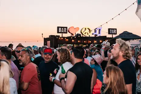 Feestende mensen bij Sandy Hill Chill