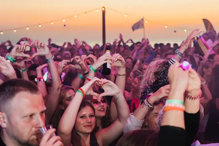 Feestende mensen bij Sandy Hill Chill