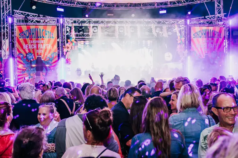 Feestende mensen bij Sandy Hill Chill