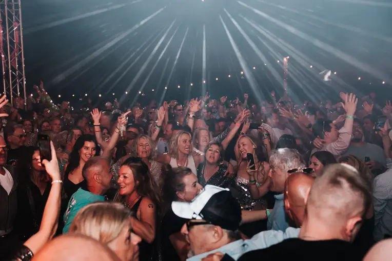 Feestende mensen bij Sandy Hill Chill