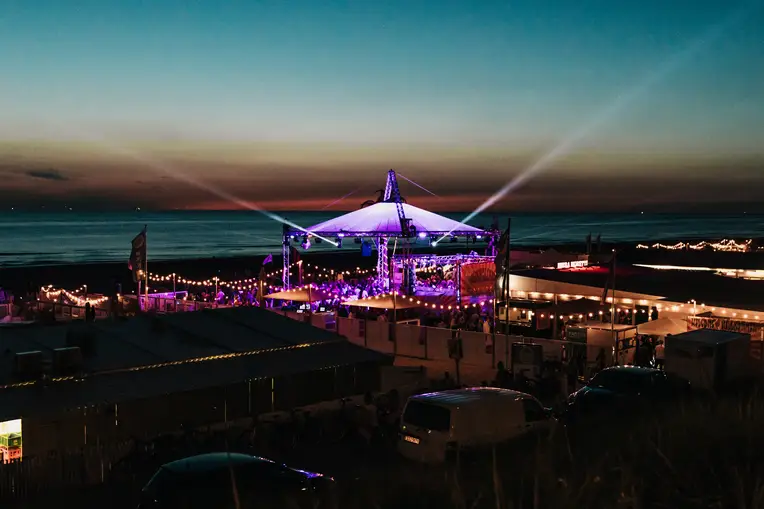 Feestende mensen bij Sandy Hill Chill