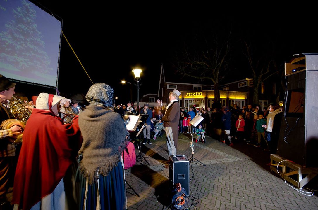Samenzang in de open lucht op kerstavond