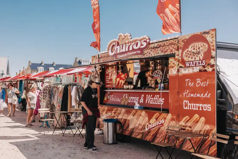 Een gezellige cadeaumarkt op het Badhuisplein en Boulevard nabij centrum Zandvoort