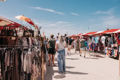 Een gezellige cadeaumarkt op het Badhuisplein en Boulevard nabij centrum Zandvoort
