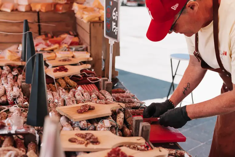 Een gezellige cadeaumarkt op het Badhuisplein en Boulevard nabij centrum Zandvoort
