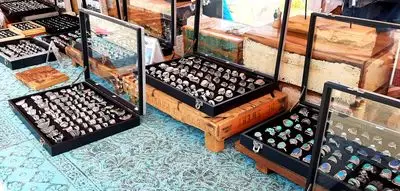 Een gezellige cadeaumarkt op het Badhuisplein en Boulevard nabij centrum Zandvoort