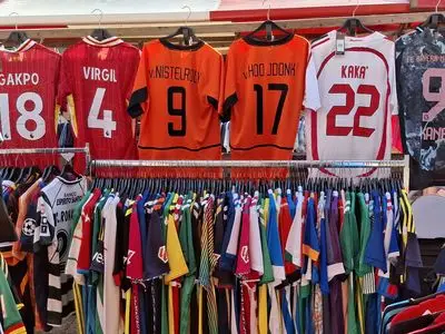 Een gezellige cadeaumarkt op het Badhuisplein en Boulevard nabij centrum Zandvoort