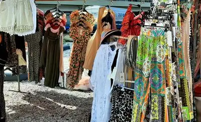 Een gezellige cadeaumarkt op het Badhuisplein en Boulevard nabij centrum Zandvoort