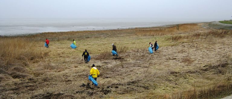Help boswachter Chris zwerfafval opruimen