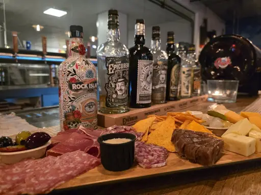 PUIK X MITRA DRIESSEN – WHISKY PROEVERIJ