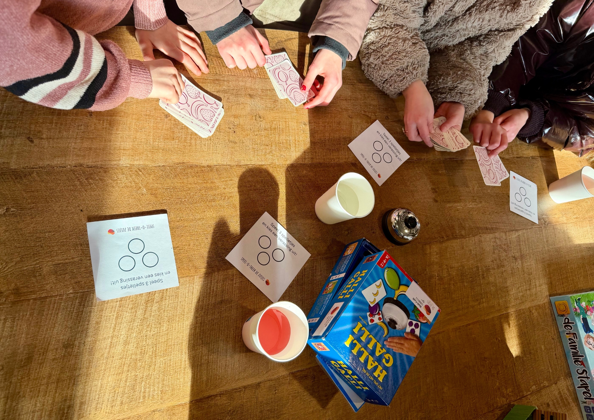 Wie drukt het eerst op de bel?