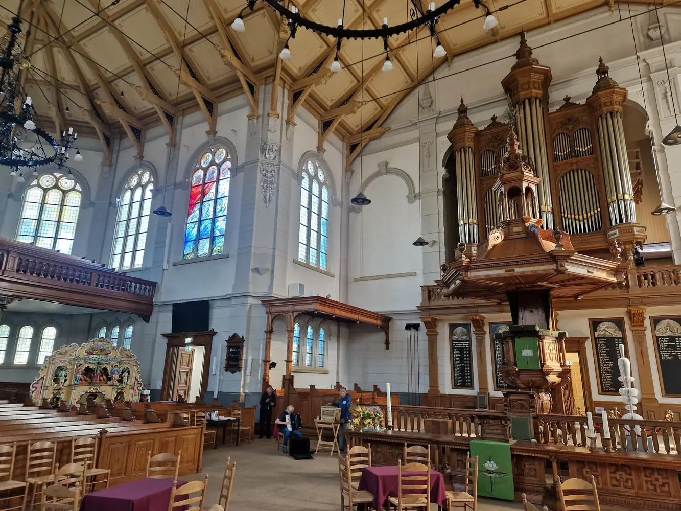 Draaiorgel de Frans Hals samen met het Witte Kerkorgel in de Grote Kerk