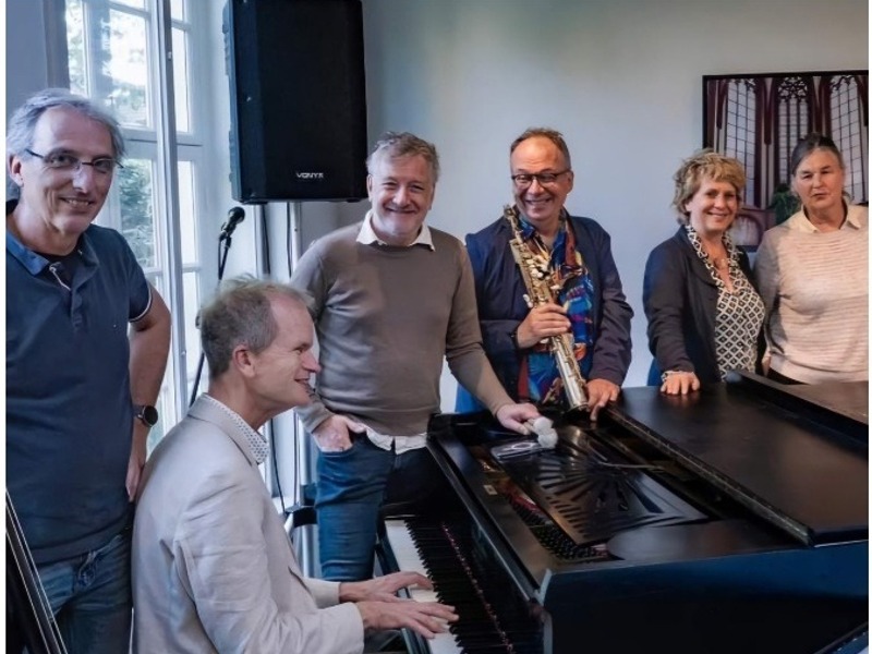 Ensemble rond Johannette Zomer en Bert van den Brink