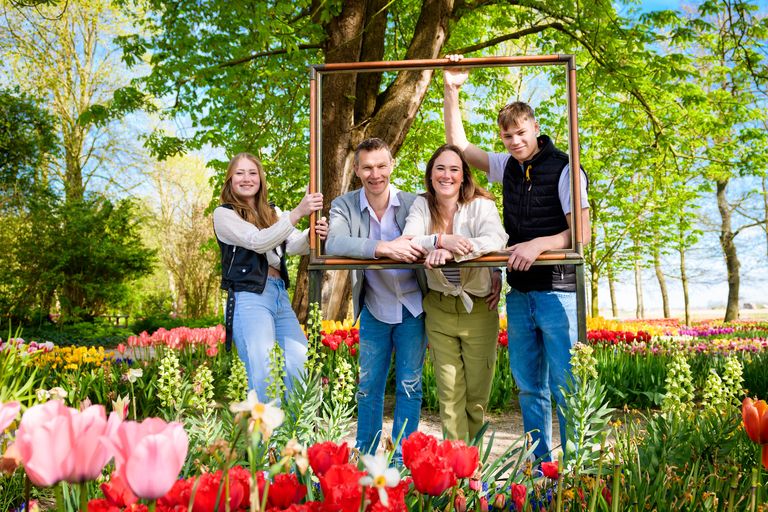 Professionele fotoshoot tussen de bloeiende tulpen tijdens Bloemendagen