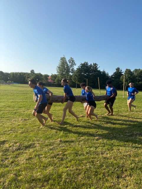 Een team van de sportweek die strijd in de obstakel run
