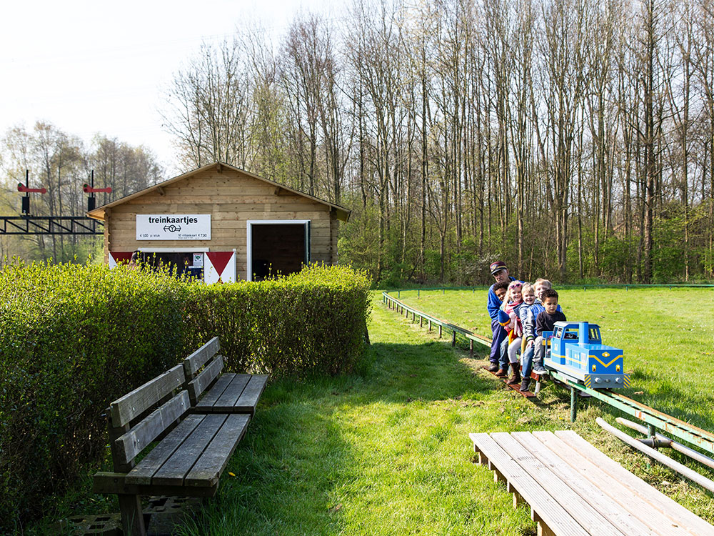 Rijden met de modeltrein in Spaarnwoude