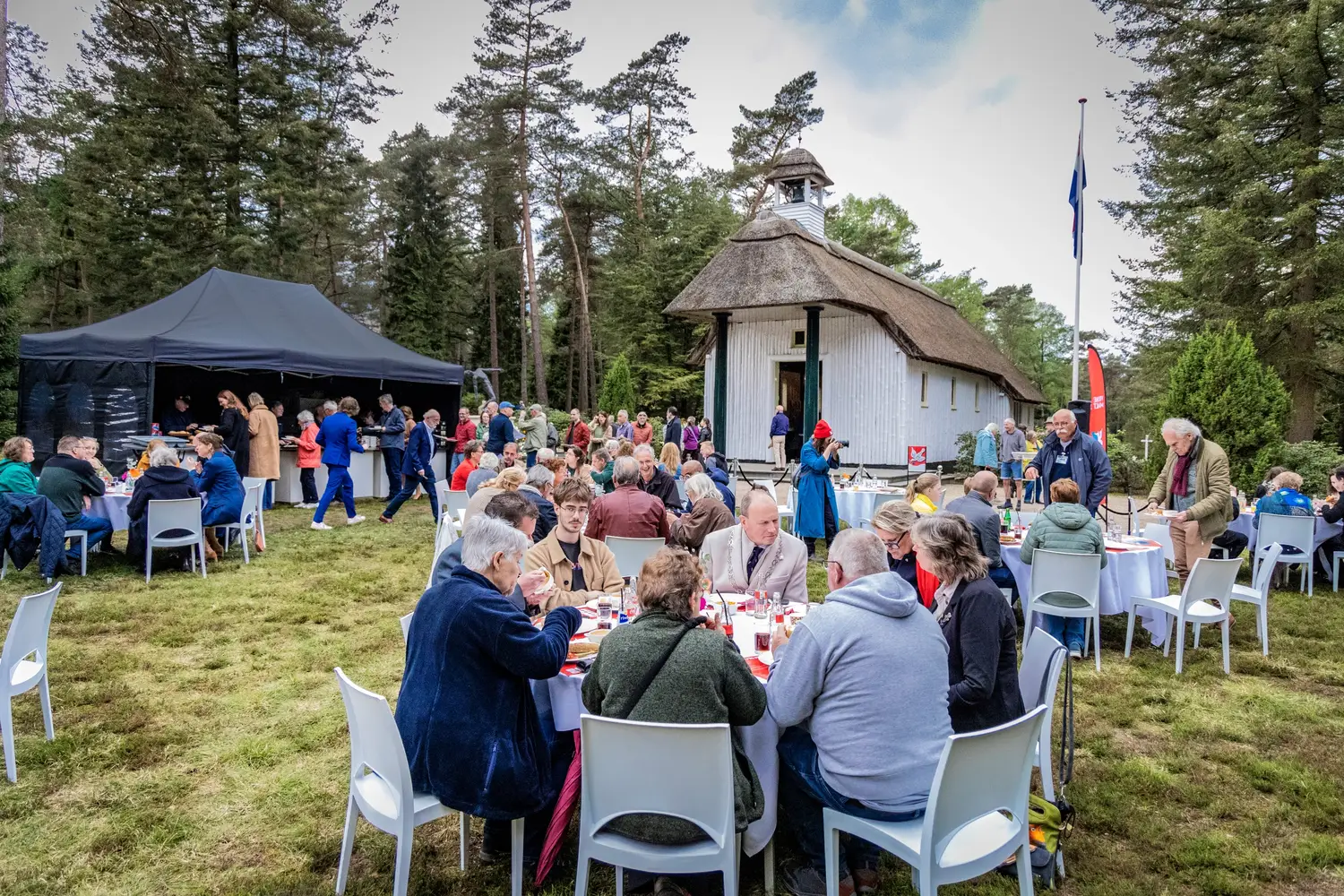 Vrijheidsmaaltijd op Nationaal Ereveld Loenen