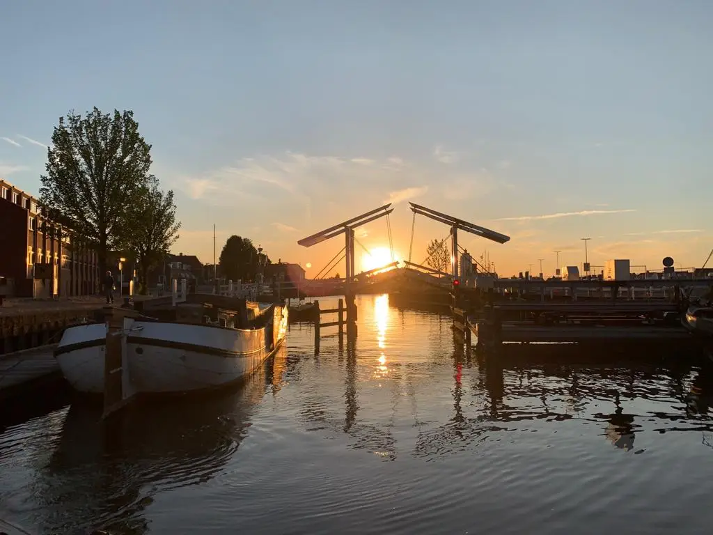 Ondergaande zon bij Stadshaven Harderwijk