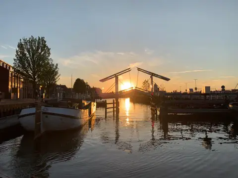 Ondergaande zon bij Stadshaven Harderwijk