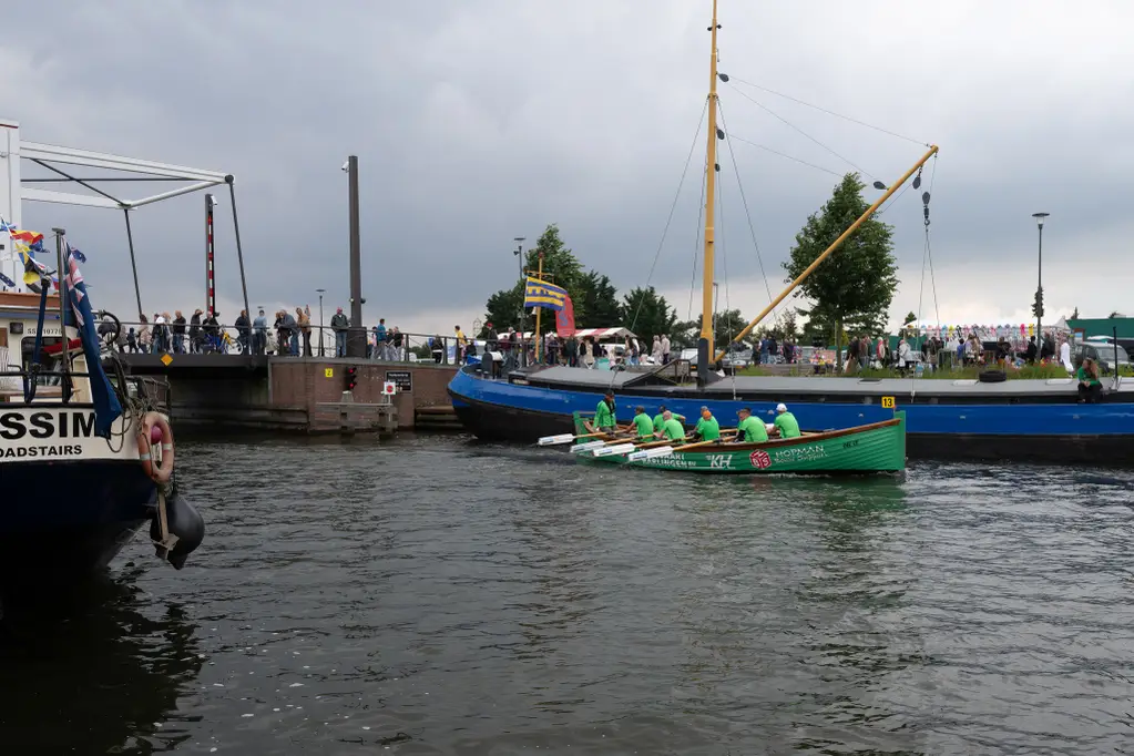 Roeiers tijdens Sloeproeiwedstrijd Aaltjesdagen Harderwijk