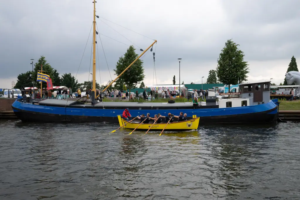 Gele sloep tijdens Sloeproeiwedstrijd Aaltjesdagen Harderwijk