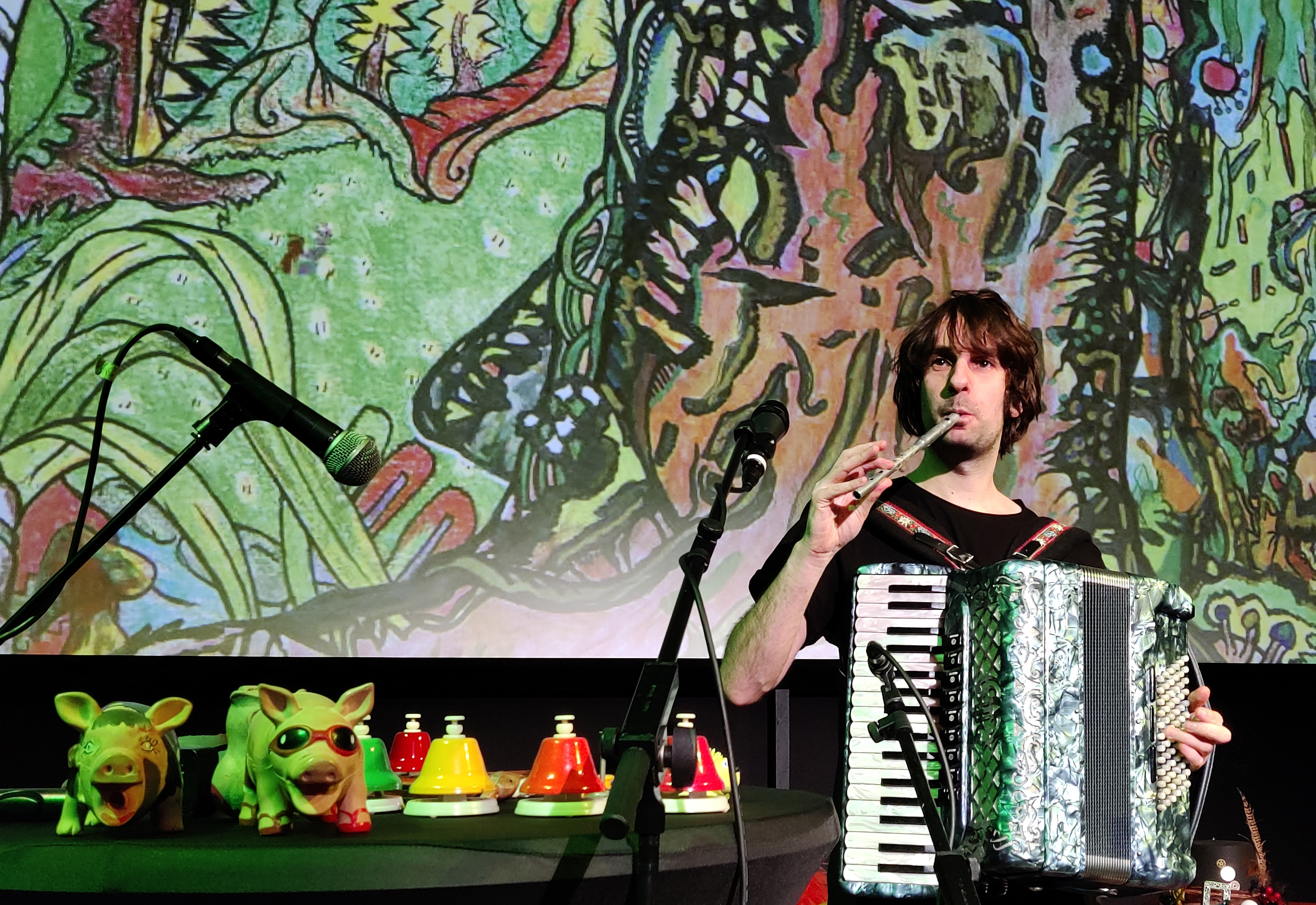 Luuk met tin whistle, accordeon en het getekende groene woud