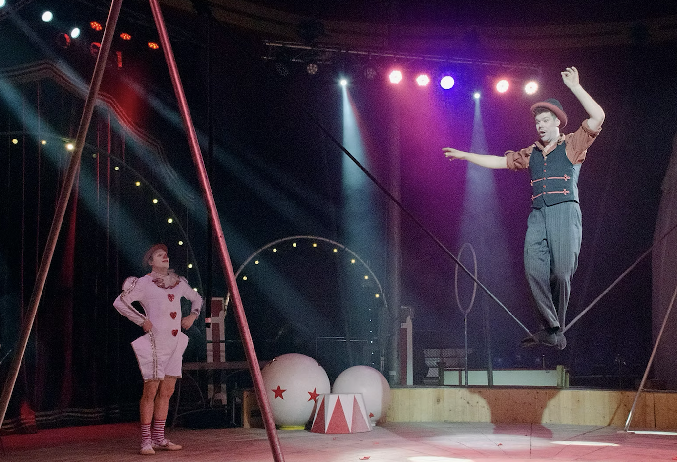 ‘The Smallest Show On Earth’ door het ‘Rang Pang Circus’